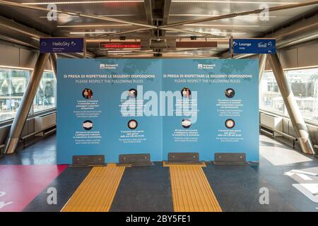 Neue Regeln nach der Pandemiesperre von Covid 19 am Flughafen Rom-Fiumicino, Italien Stockfoto