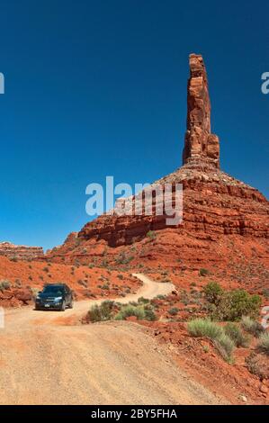 Fahrzeug auf unbefestigten Straßen, Castle Butte, Cedar Mesa Sandsteinformation im Valley of the Gods, Bears Ears National Monument, Utah, USA Stockfoto