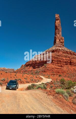 Fahrzeug auf unbefestigten Straßen, Castle Butte, Cedar Mesa Sandsteinformation im Valley of the Gods, Bears Ears National Monument, Utah, USA Stockfoto