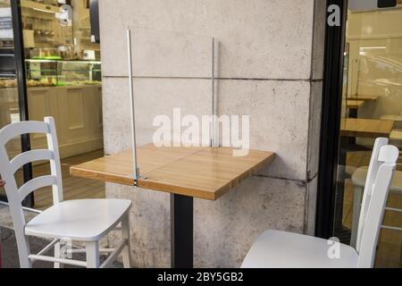 Kunststoff-Tischbarriere als neue Maßnahme gegen Covid 19 Pandemie in italienischen Outdoor-Café Stockfoto