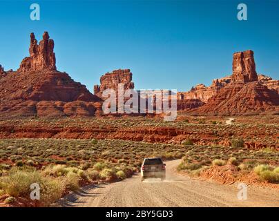 Auto auf unbefestigten Straßen, Sandsteinfelsen im Valley of the Gods, Bears Ears National Monument, Cedar Mesa, Utah, USA Stockfoto