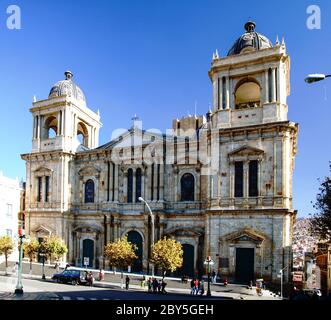 La Paz Metropolitan Cathedral auf der Plaza Murillo an sonnigen Tagen mit blauem Himmel, La Paz, Bolivien. Stockfoto