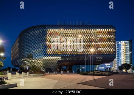 Adelaide South Australia 18. November 2019 : Nachtansicht des SAHMRI-Gebäudes, einer medizinischen Forschungseinrichtung in Adelaide, South Australia Stockfoto