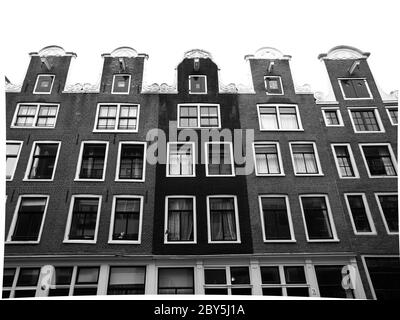 Typische Häuser von Amsterdam in grauem Maßstab, Niederländer Stockfoto