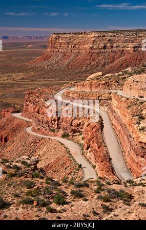 Moki Dugway (Highway 261) Spitzkehren im Cedar Mesa, Tal der Götter, Bären Ohren National Monument, Utah, USA Stockfoto