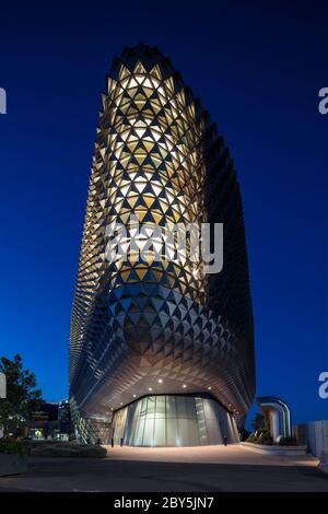 Adelaide South Australia 18. November 2019 : Nachtansicht des SAHMRI-Gebäudes, einer medizinischen Forschungseinrichtung in Adelaide, South Australia Stockfoto