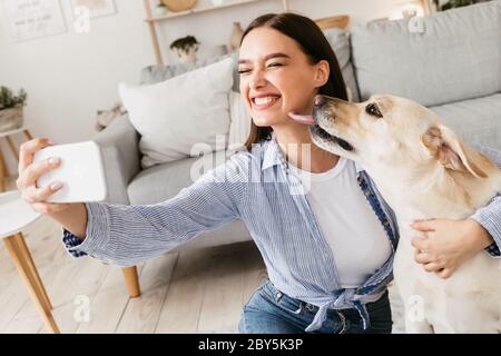 Junge Frau mit ihrem Hund nimmt Selbstportrait Stockfoto