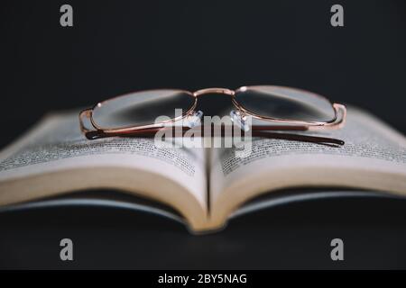 Brille und Buch Stockfoto