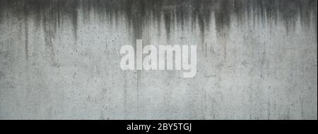 Horizontales Bild von alten und gebeizten Betonwand mit tropfenden Wasserzeichen, geeignet für Hintergründe Stockfoto