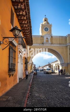 Antigua, Guatemala, 28. Februar 2020: Farbenfrohe Gebäude des kolonialen Antigua in Guatemala Stockfoto