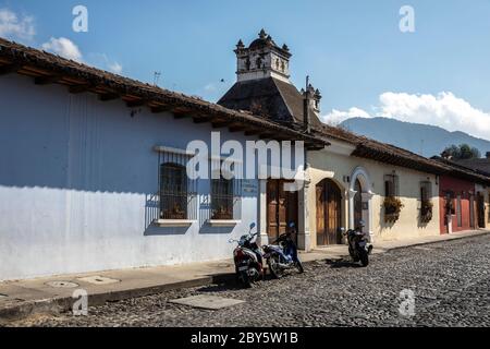 Antigua, Guatemala, 28. Februar 2020: Farbenfrohe Gebäude des kolonialen Antigua in Guatemala Stockfoto