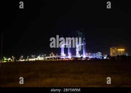 Die kürzlich eröffnete Kuala Terengganu Draw Bridge lockt Besucher wegen ihrer einzigartigen Brückenüberquerung an. Besonderes buntes Licht schmückte die Brücke bei Nacht Stockfoto