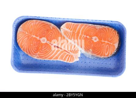 Lachssteaks auf dem Tablett Stockfoto