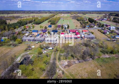 Luftaufnahme auf einem Feld um Wolka Paplinska, kleines Dorf in WeGrow County, Polen Stockfoto