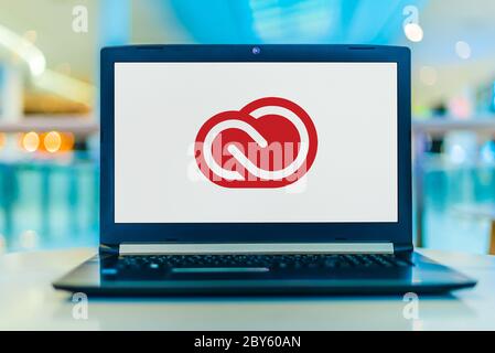POZNAN, POL - 22. FEBRUAR 2020: Laptop-Computer mit Logo von Adobe Creative Cloud, einer Reihe von Anwendungen und Diensten von Adobe Systems Stockfoto