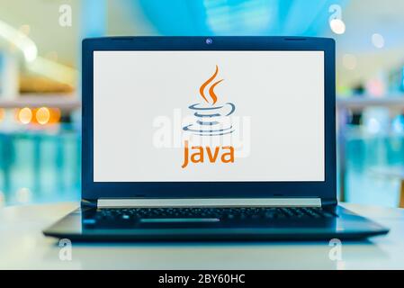 POZNAN, POL - FEB 22, 2020: Laptop Computer mit Logo von Java, eine universelle Programmiersprache von Sun Microsystems entwickelt Stockfoto