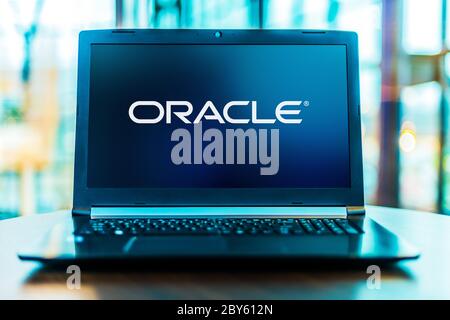 POZNAN, POL - 24. MÄRZ 2020: Laptop Computer mit Logo der Oracle Corporation, einem amerikanischen Computertechnologieunternehmen mit Sitz in Redwoo Stockfoto