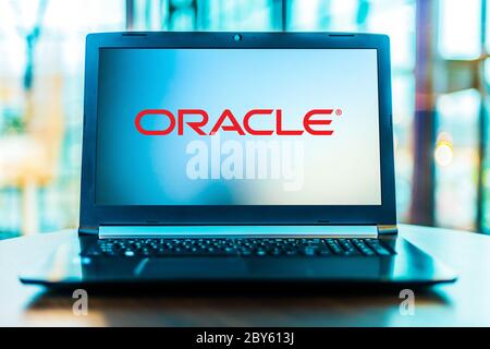 POZNAN, POL - 24. MÄRZ 2020: Laptop Computer mit Logo der Oracle Corporation, einem amerikanischen Computertechnologieunternehmen mit Sitz in Redwoo Stockfoto