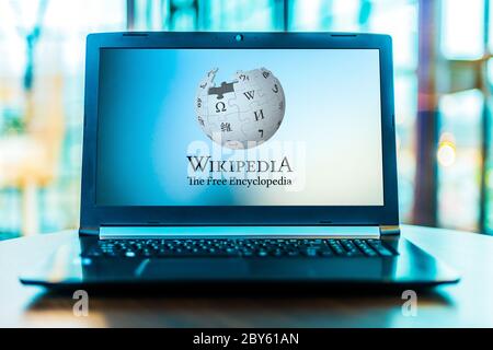 POZNAN, POL - 24. MÄRZ 2020: Laptop-Computer mit Logo von Wikipedia, mehrsprachig, Web-basierte, kostenlose Enzyklopädie, im Besitz und unterstützt von der Wikim Stockfoto