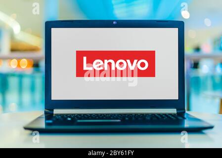 POZNAN, POL - 24. MÄRZ 2020: Laptop-Computer mit Logo von Lenovo, einem multinationalen Technologieunternehmen mit Hauptsitz in Peking, China Stockfoto