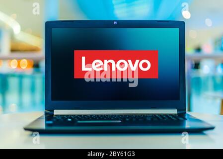 POZNAN, POL - 24. MÄRZ 2020: Laptop-Computer mit Logo von Lenovo, einem multinationalen Technologieunternehmen mit Hauptsitz in Peking, China Stockfoto