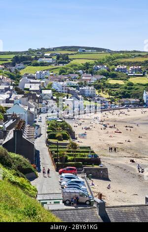 Blick auf den Strand von Port Erin mit Häusern im Hintergrund Stockfoto