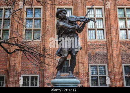 Brunnendenkmal Flisak - Flößer vor dem alten Rathaus in der Altstadt von Torun, Kujawien Pommern Woiwodschaft Polen Stockfoto