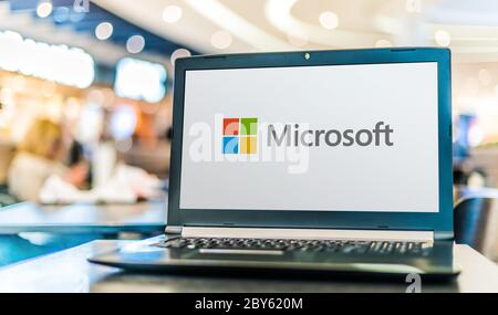 POZNAN, POL - APR 28, 2020: Laptop Computer mit Logo von Microsoft, einem amerikanischen multinationalen Technologieunternehmen mit Sitz in Redmond, W. Stockfoto