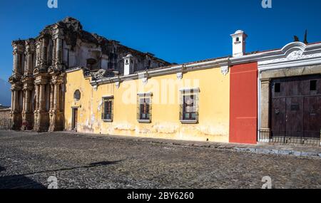 Antigua, Guatemala, 28. Februar 2020: Farbenfrohe Gebäude des kolonialen Antigua in Guatemala Stockfoto