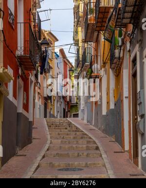 Bunte Häuser am Meer von Villajoyosa in Spanien. Stockfoto