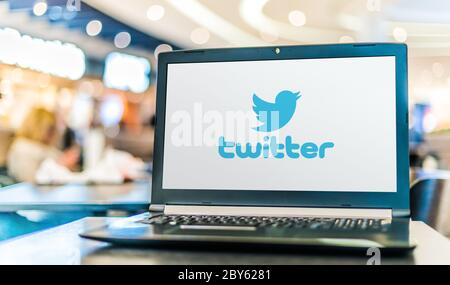 POZNAN, POL - APR 28, 2020: Laptop-Computer mit dem Logo von Twitter, einem amerikanischen Online-Microblogging und Social-Networking-Service Stockfoto