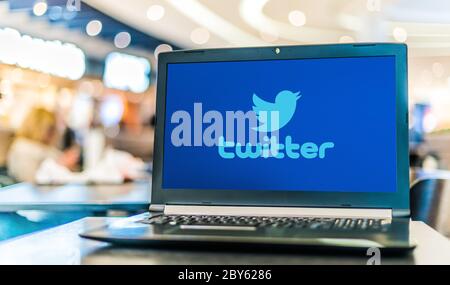 POZNAN, POL - APR 28, 2020: Laptop-Computer mit dem Logo von Twitter, einem amerikanischen Online-Microblogging und Social-Networking-Service Stockfoto