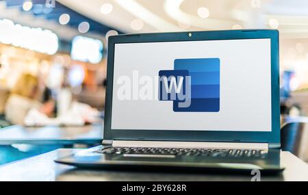 POZNAN, POL - APR 28, 2020: Laptop-Computer mit Logo von Microsoft Word, ein Textverarbeitungsprogramm von Microsoft entwickelt Stockfoto