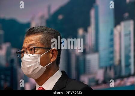 Der Finanzminister Paul Chan Mo-po spricht während der Pressekonferenz mit den Medien über die Rettung der Luftwege von Cathay Pacific.die Regierung von Hongkong hat angekündigt, dass sie Cathay Pacific durch die Injektion von 2.5 Milliarden Dollar für eine Minderheitsbeteiligung an der Fluggesellschaft der Hongkonger Flagge retten wird. Stockfoto