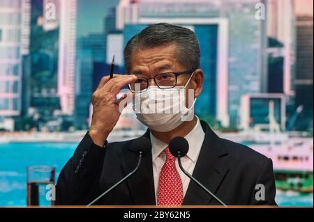 Der Finanzminister Paul Chan Mo-po spricht während der Pressekonferenz mit den Medien über die Rettung der Luftwege von Cathay Pacific.die Regierung von Hongkong hat angekündigt, dass sie Cathay Pacific durch die Injektion von 2.5 Milliarden Dollar für eine Minderheitsbeteiligung an der Fluggesellschaft der Hongkonger Flagge retten wird. Stockfoto