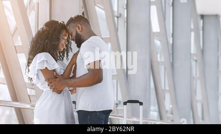 Lang Erwartetes Treffen. Liebevolles Paar Umarmt Den Flughafen Nach Der Wiederaufnahme Der Flüge Stockfoto