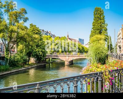 Straßburg, Frankreich - malerische Kanäle in La Petite France in der mittelalterlichen Märchenstadt Straßburg. Stockfoto