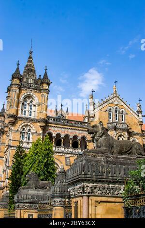 Der Tiger (Indien darstellend), im Toreingang des Bahnhofs 'Chhatrapati Shivaji Maharaj Terminus' Mumbai Indien, ein historisches Terminal. Stockfoto