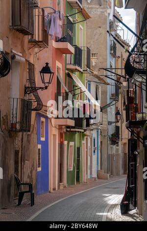 Bunte Häuser am Meer von Villajoyosa in Spanien. Stockfoto