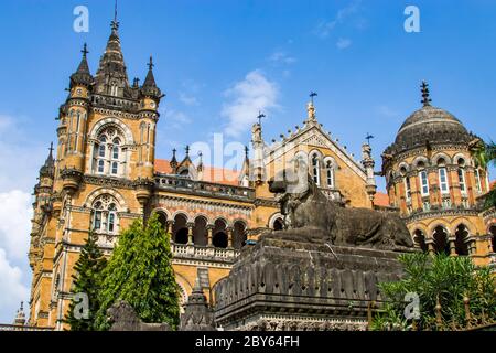 Der Tiger (Indien darstellend), im Toreingang des Bahnhofs 'Chhatrapati Shivaji Maharaj Terminus' Mumbai Indien, ein historisches Terminal. Stockfoto