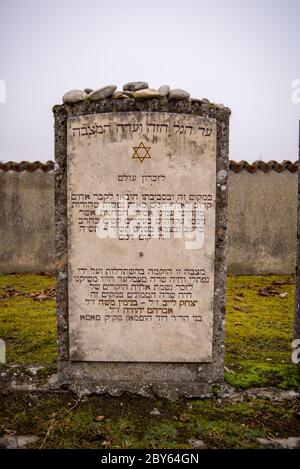 Burghausen,Deutschland-Jan 26,2018: Am Holocaust-Gedenktag erinnert sich ein Grabstein in hebräischer Sprache auf einem Friedhof in einem Außenposten des KZ Dachau Stockfoto