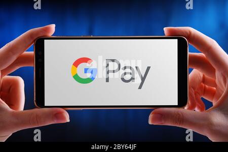 POZNAN, POL - 21. MAI 2020: Hand-Smartphone mit Logo von Google Pay, einer digitalen Geldbörse und Online-Zahlungssystem von Go entwickelt Stockfoto
