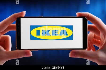 POZNAN, POL - 21. MAI 2020: Hände halten Smartphone mit Logo von IKEA eine multinationale Gruppe, die Design und verkauft montagefertige Möbel Stockfoto