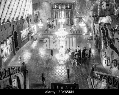 Beleuchtete Kapelle der Heiligen Kinga in der Salzmine Wieliczka bei Krakau, Polen, Europa. Schwarzweiß-Bild. Stockfoto