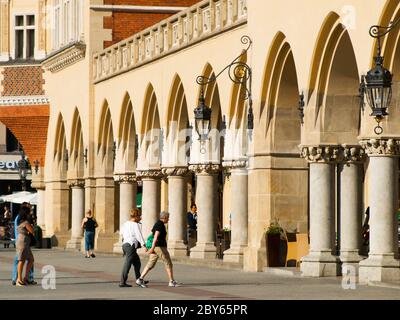 KRAKAU, POLEN - UM 2011: Menschen auf dem Hauptmarkt in der Nähe von Sukienvice, oder Tuchhalle, in Krakau, Polen um 2011 Stockfoto