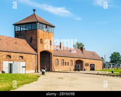 Haupttor mit Wachturm in Oswiecim - Konzentrationslager Brzezinka, Polen. Stockfoto