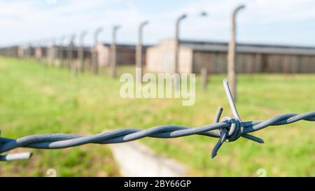 Barb Drahtzaun und Kasernen in Oswiecim - Konzentrationslager Brzezinka, deutsch: Auschwitz - Birkenau, Polen. Stockfoto