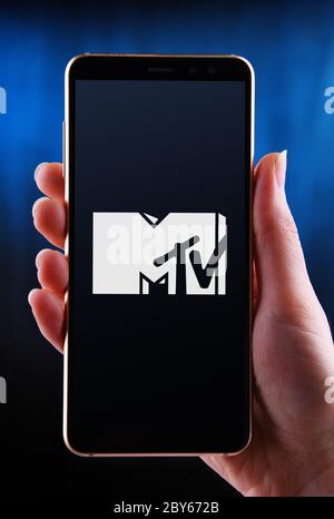 POZNAN, POL - 21. MAI 2020: Hand-Smartphone mit Logo von MTV, einem amerikanischen Pay-TV-Kanal, mit Sitz in New York City Stockfoto