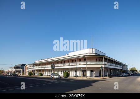 Broken Hill Australien 2. Dezember 2019 : EIN historisches Hotelgebäude, das in der Hauptstraße von Broken Hill, NSW, restauriert wird Stockfoto