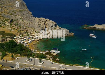 Rhodos, Griechenland - Juli 2019: Agios Pavlos Beach. Mit Blick auf die atemberaubende St. Pauls Bay Lindos Stockfoto